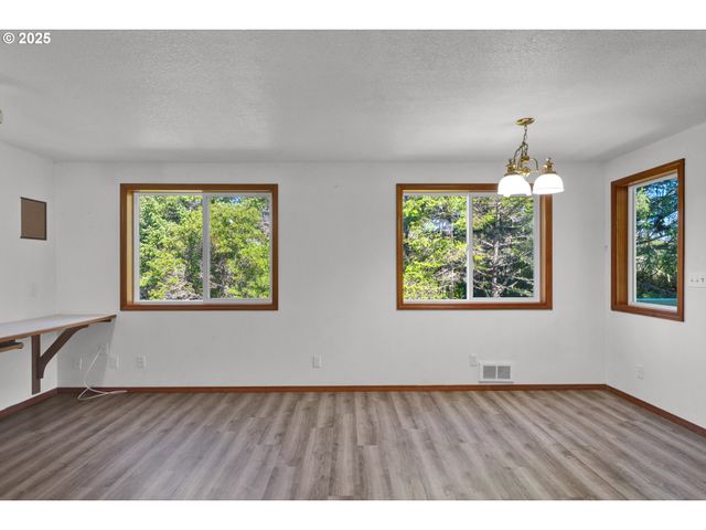 5603 FRIENDLY ACRES Rd, Florence, OR 97439