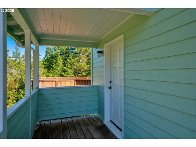 5603 FRIENDLY ACRES Rd, Florence, OR 97439