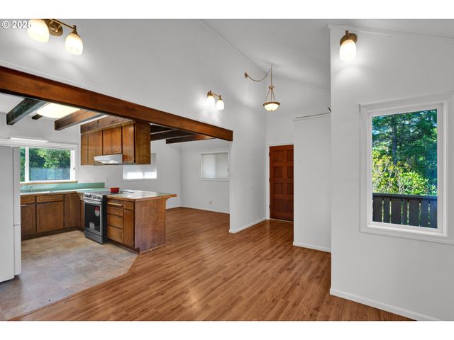 5603 FRIENDLY ACRES Rd, Florence, OR 97439