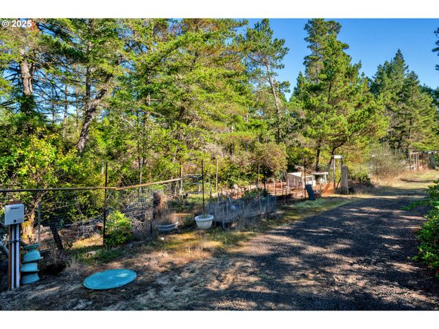 5603 FRIENDLY ACRES Rd, Florence, OR 97439