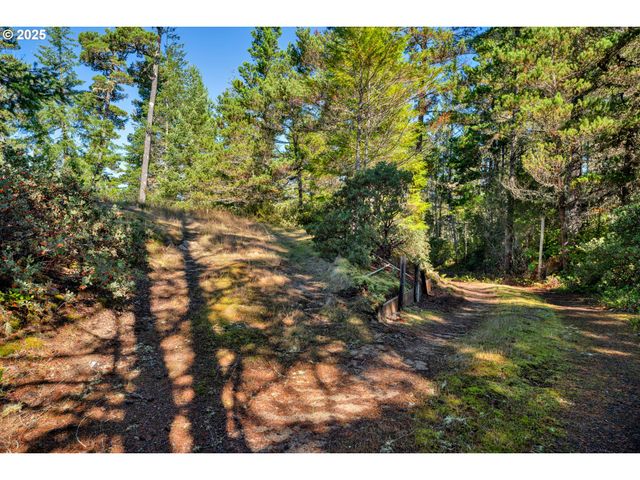 5603 FRIENDLY ACRES Rd, Florence, OR 97439