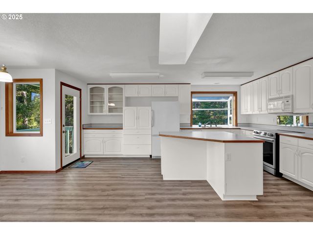 5603 FRIENDLY ACRES Rd, Florence, OR 97439