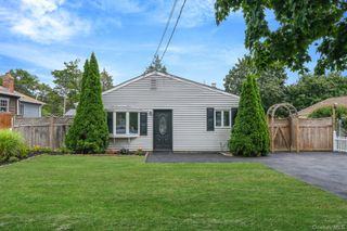 66 Laurin Road, Calverton, NY 11933