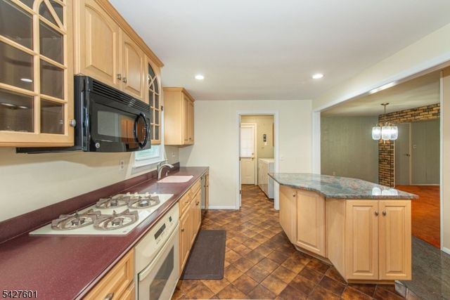 16 E Circuit Dr, Roxbury Twp., NJ 07876