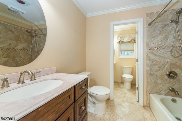 16 E Circuit Dr, Roxbury Twp., NJ 07876