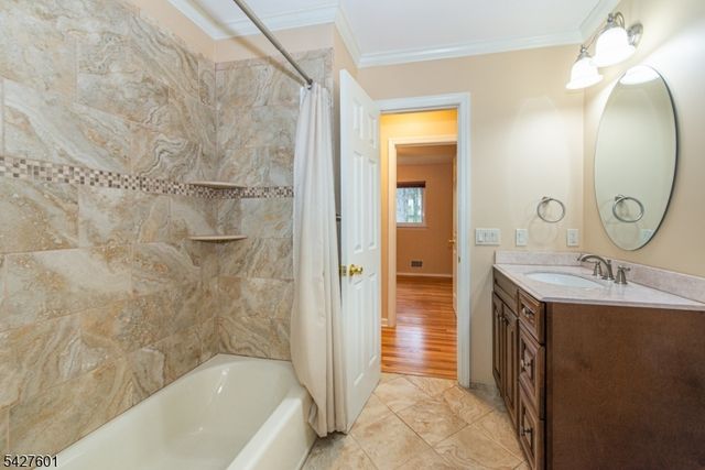 16 E Circuit Dr, Roxbury Twp., NJ 07876