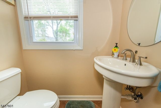 16 E Circuit Dr, Roxbury Twp., NJ 07876