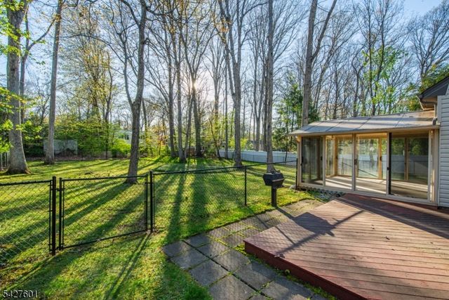 16 E Circuit Dr, Roxbury Twp., NJ 07876