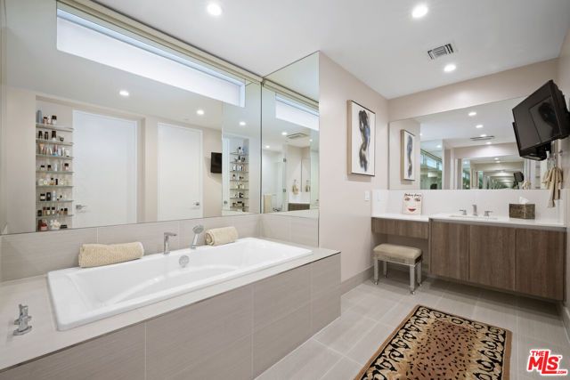 450 N Palm Drive 507, Beverly Hills, CA 90210