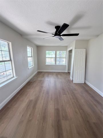 9532 E Avenue I, Houston, TX 77012