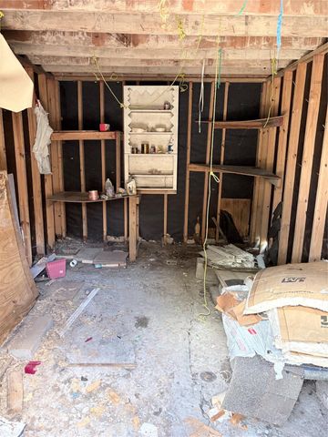 9532 E Avenue I, Houston, TX 77012