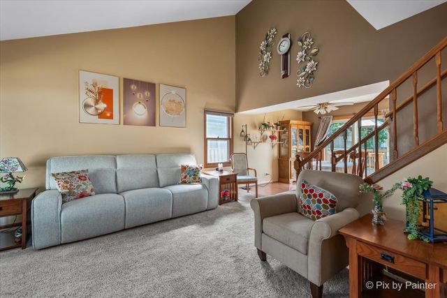 33 Jackson Lane, Streamwood, IL 60107