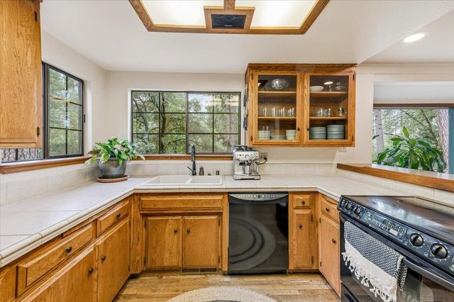 10389 Crestview Dr, Grass Valley, CA 95949