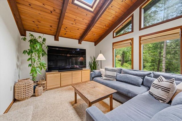 10389 Crestview Dr, Grass Valley, CA 95949