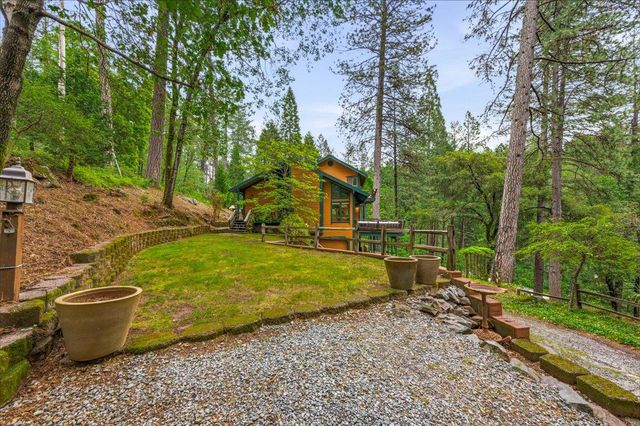 10389 Crestview Dr, Grass Valley, CA 95949
