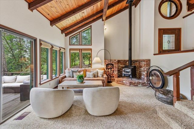 10389 Crestview Dr, Grass Valley, CA 95949