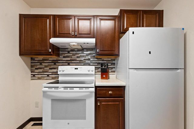 821 SCHOOL PLACE, Green Bay, WI 54303