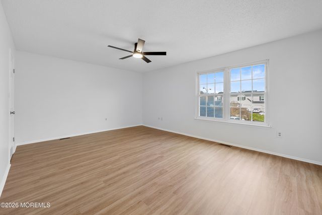 7 Farragut Square, Howell, NJ 07728