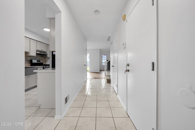 7 Farragut Square, Howell, NJ 07728