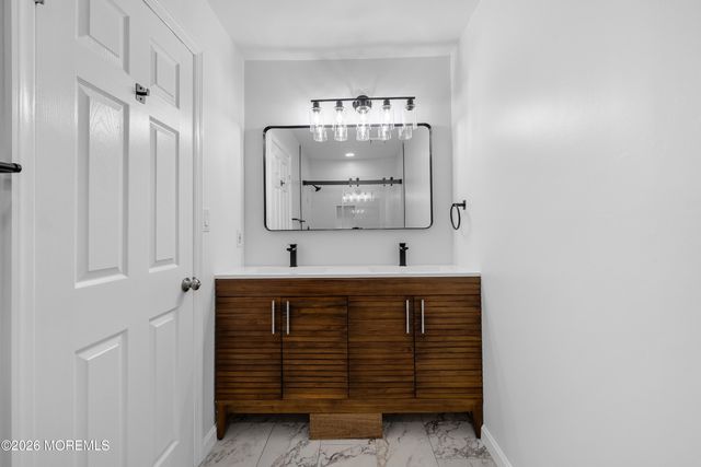 7 Farragut Square, Howell, NJ 07728