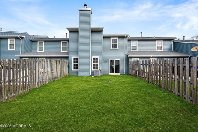 7 Farragut Square, Howell, NJ 07728