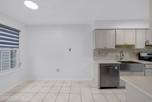 7 Farragut Square, Howell, NJ 07728