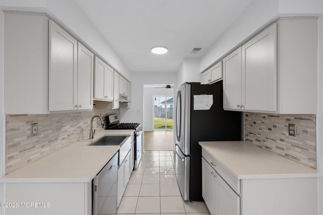 7 Farragut Square, Howell, NJ 07728