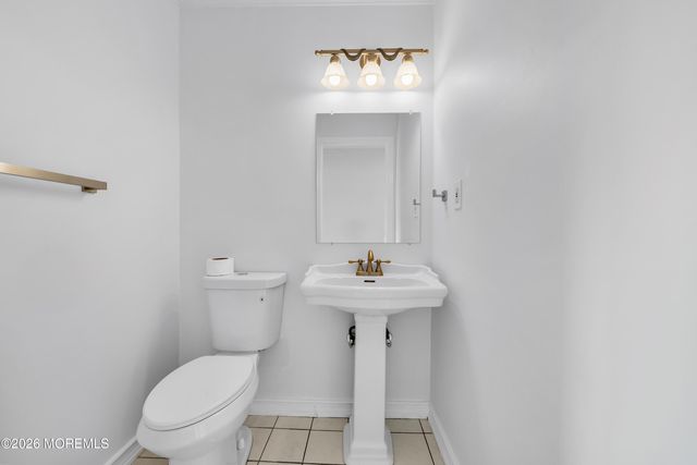 7 Farragut Square, Howell, NJ 07728