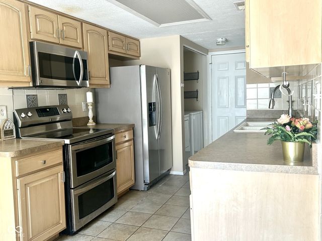 9118 Cinnebar Drive, Indianapolis, IN 46268