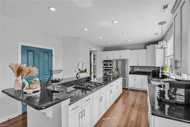 2404 Caitlan Loch LN, Virginia Beach, VA 23456