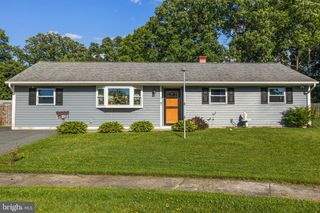2 HOLLOWAY CIR, Newark, DE 19713