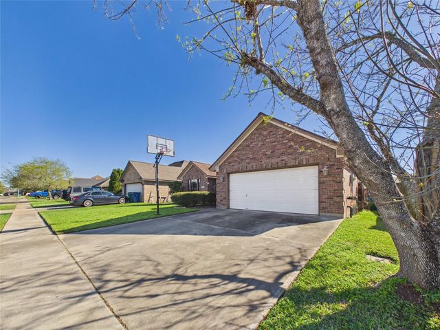 131 Eagle Nest Court, Richwood, TX 77566