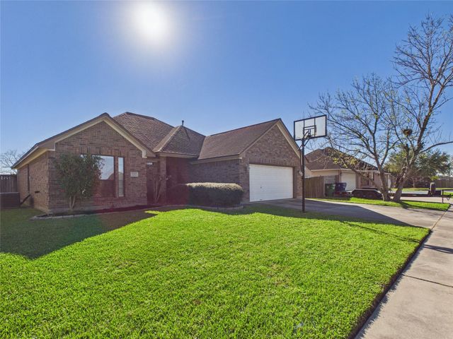 131 Eagle Nest Court, Richwood, TX 77566