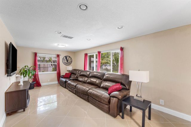 4025 NW 105th Avenue, Coral Springs, FL 33065