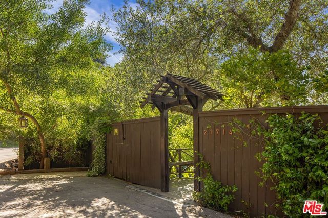 21714 Encina Road, Topanga, CA 90290