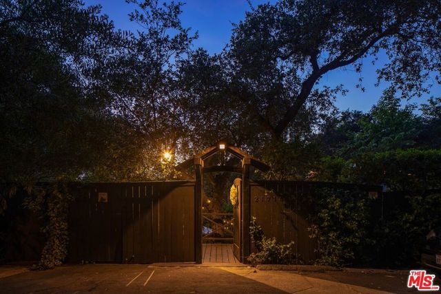 21714 Encina Road, Topanga, CA 90290
