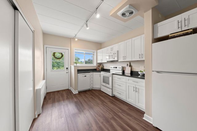 1307 College Avenue 207, Wheaton, IL 60187