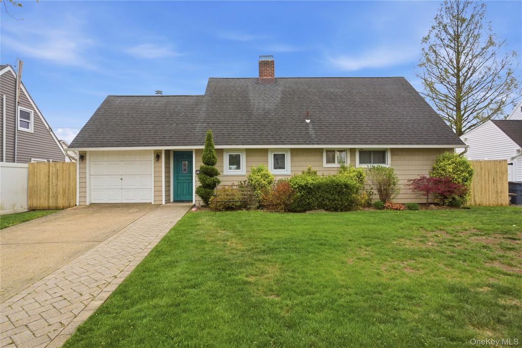 42 Saddler Lane, Levittown, NY 11756