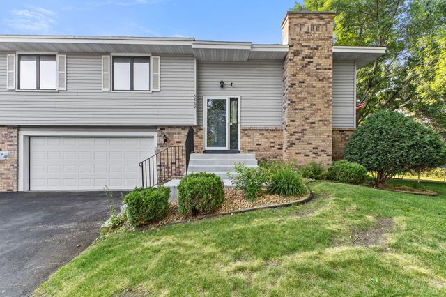 5662 Royal Oaks Drive, Shoreview, MN 55126