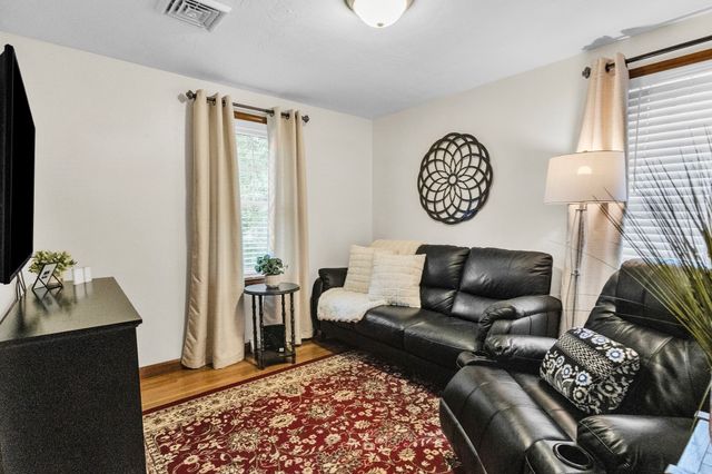 42 Melbourne Rd, Worcester, MA 01607