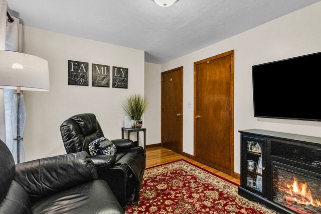 42 Melbourne Rd, Worcester, MA 01607