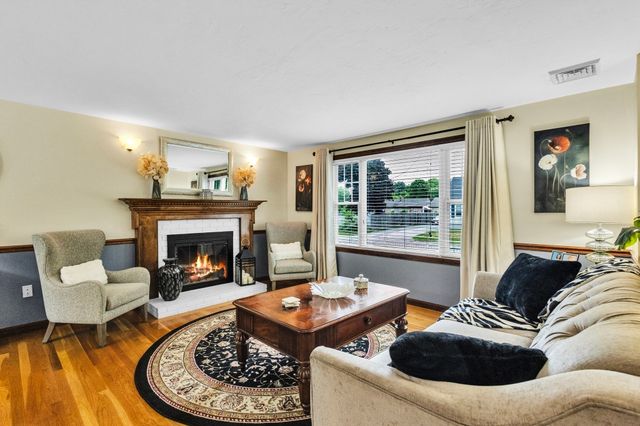 42 Melbourne Rd, Worcester, MA 01607