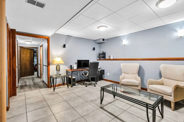 42 Melbourne Rd, Worcester, MA 01607