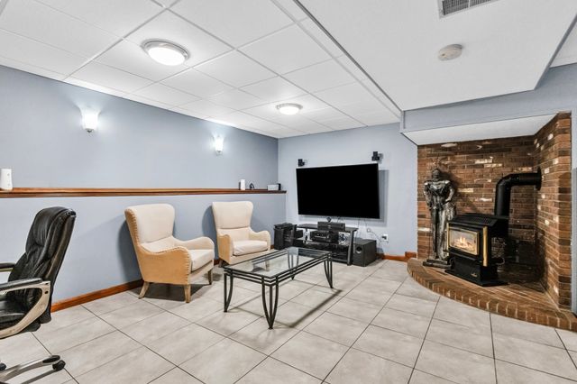 42 Melbourne Rd, Worcester, MA 01607