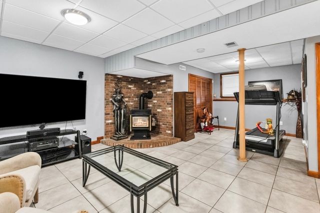 42 Melbourne Rd, Worcester, MA 01607