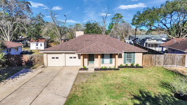 511 Stadium Lane, Friendswood, TX 77546