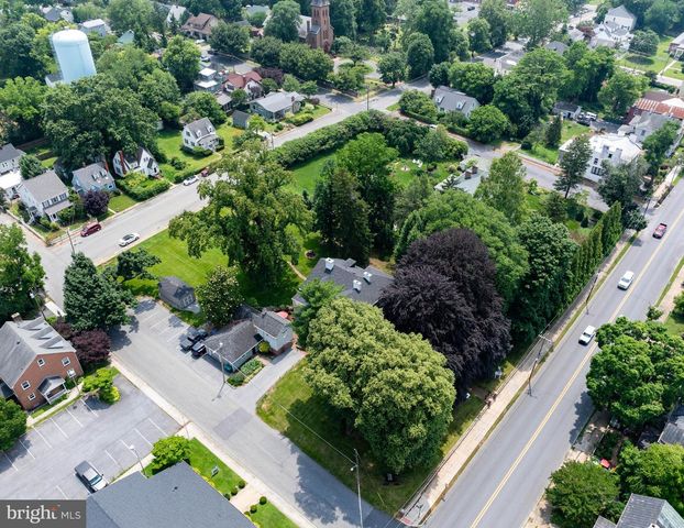 417 E WASHINGTON ST, Charles Town, WV 25414