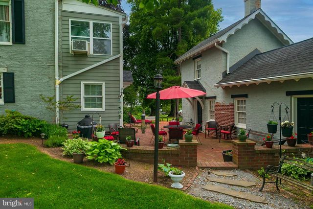 417 E WASHINGTON ST, Charles Town, WV 25414