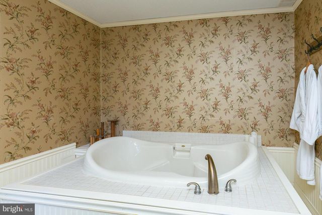 417 E WASHINGTON ST, Charles Town, WV 25414