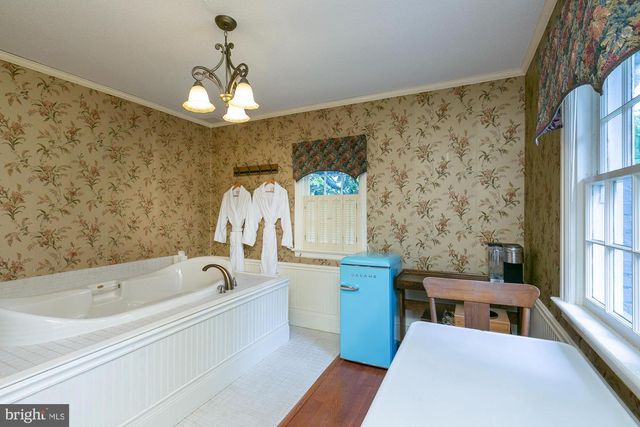 417 E WASHINGTON ST, Charles Town, WV 25414